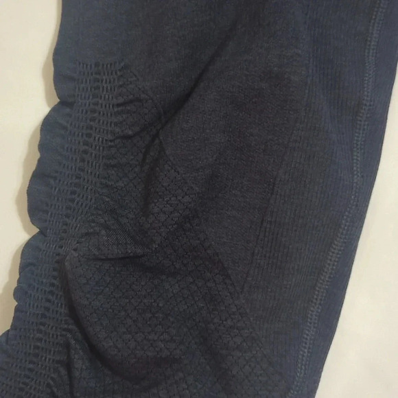 Lululemon In The Flow Crop, Color Inkwell Size 4 - Picture 7 of 16